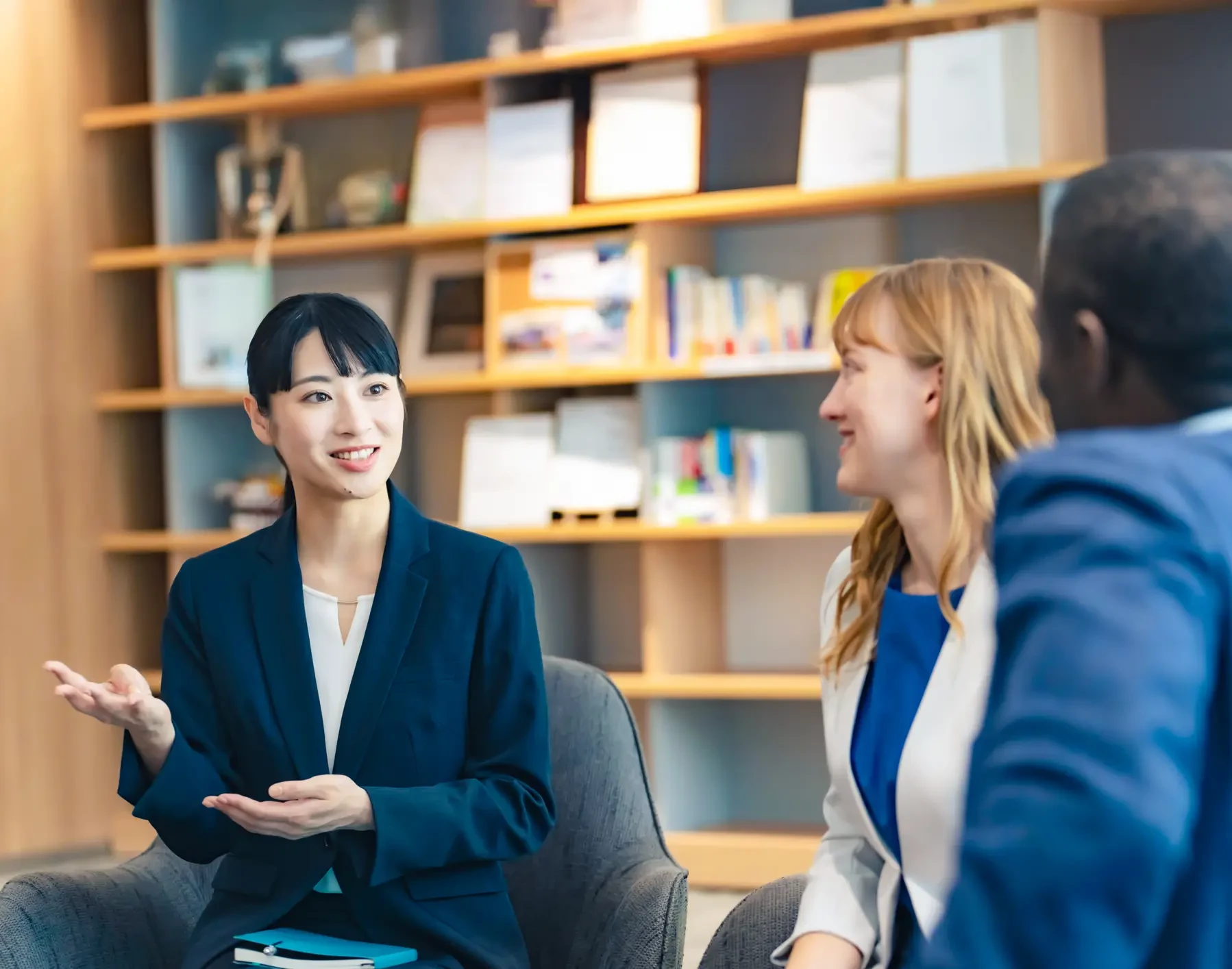 Free real estate consultation sessions for international customers in Chinese and English.